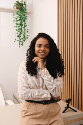 Aline Jordania  Miranda Barros