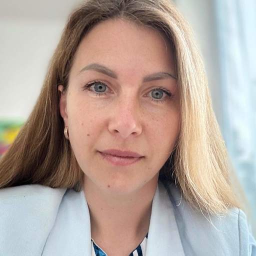 Вікторія Олійник — ведуча групи