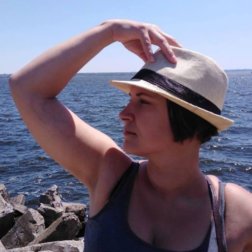 Галина Айвазові — ведуча групи