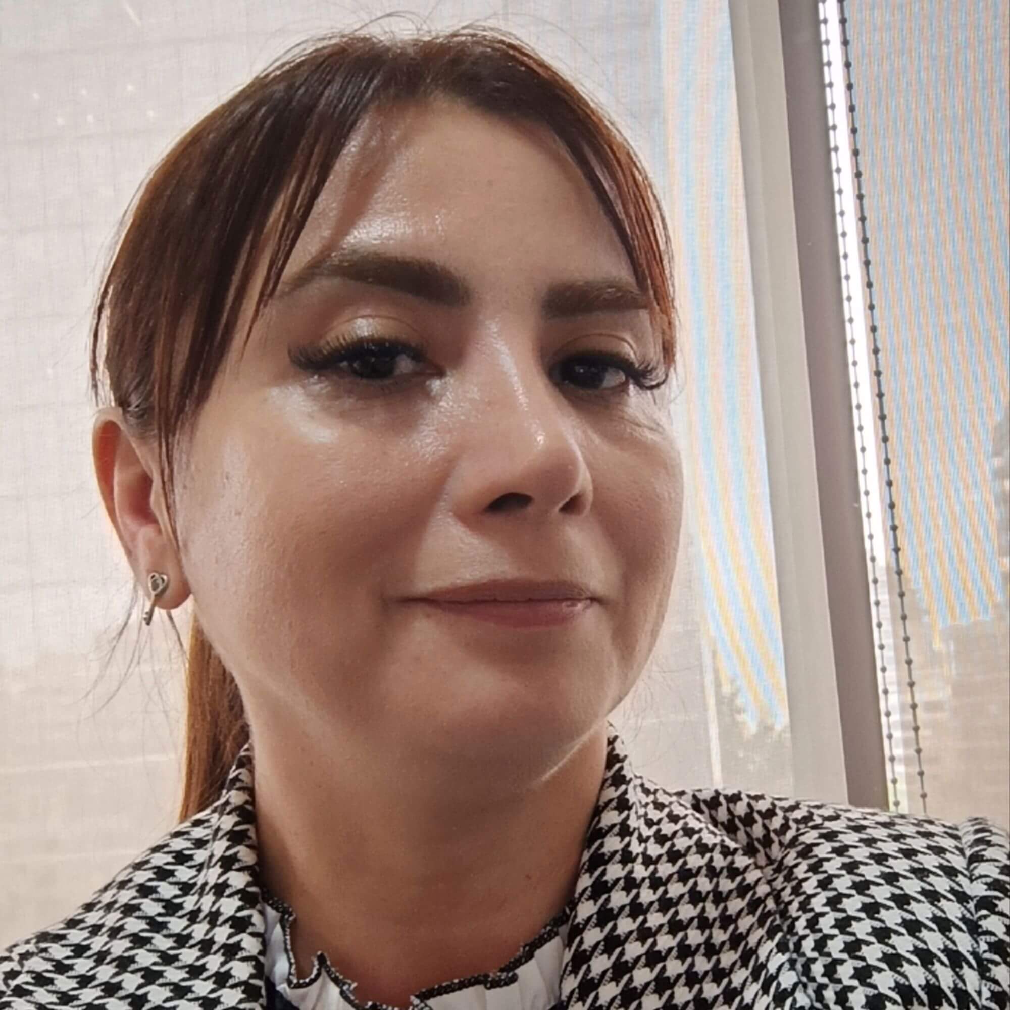 Claudia  Macías 